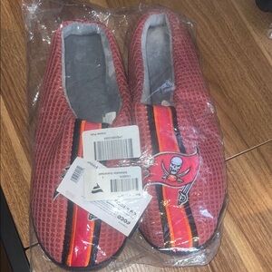 Men’s Tampa Bay Buccaneers Slippers/ size large/ brand new, never worn